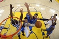 15-16NBAプレーオフ、ウエスタンカンファレンス決勝（7回戦制）、ゴールデンステイト・ウォリアーズ対オクラホマシティ・サンダー。オクラホマシティ・サンダーのディフェンスをかわしてシュートを狙うゴールデンステイト・ウォリアーズのクレイ・トンプソン（中央、2016年5月30日撮影）。(c)AFP/Getty Images/Ezra Shaw