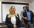エルサレムの治安判事裁判所に出廷したイスラエル首相夫人のサラ・ネタニヤフ被告（左、2019年6月16日撮影）。(c)DEBBIE HILL / AFP