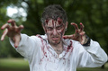 英ロンドン（London）中心部の公園ハイドパーク（Hyde Park）で18日、「対ゾンビ避難訓練（Zombie Evacuation Training Day）」が実施された。10月に英国各地で開催される「ゾンビ避難レース（Zombie Evacuation Race）」へ向けた準備イベントで、参加者たちは襲い来るゾンビから逃げるためのさまざまな厳しい「特訓」を受けた。

写真は、訓練のためゾンビに扮した男性（2013年8月18日撮影）。(c)AFP/WILL OLIVER