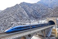 新八達嶺トンネルを出て張家口に向かう五輪仕様の復興号（2022年1月23日撮影）。(c)People’s Daily/孫立君