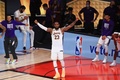 19-20NBAファイナル（7回戦制）第6戦、マイアミ・ヒート対ロサンゼルス・レイカーズ。優勝を喜ぶロサンゼルス・レイカーズのレブロン・ジェームズ（2020年10月11日撮影）。(c)Mike Ehrmann/Getty Images/AFP