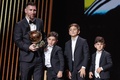 2023年のバロンドール表彰式。ステージで自身の子どもたちとポーズを取るアルゼンチン代表のリオネル・メッシ（左、2023年10月30日撮影）。(c)FRANCK FIFE / AFP