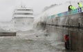 韓国南部沿岸の麗水で、台風18号の影響で座礁した旅客船の乗組員の救出にあたる沿岸警備隊（2016年10月5日撮影）。(c)AFP/YONHAP 