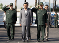 2007年9月11日、テヘラン（Tehran）で革命防衛隊（Revolutionary Guards）司令部を訪問し、Azizollah Mohammadi准将（左）とアリ・ジャファリ（Mohammad Ali Jaafari）新司令官（右）の間に立つマフムード・アフマディネジャド（Mahmoud Ahmadinejad）大統領。(c)AFP