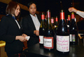 仏ブルゴーニュ（Burgundy）地方ボジョレー（Beaujolais）地区産の新酒ワイン、「ボジョレー・ヌーボー（Beaujolais Nouveau）」が15日午前0時に解禁された。今年は天候不順でぶどうが不作だっために生産量が少なく、日本の輸入量も減る見込みだという。(c)AFP

写真は都内でボジョレー・ヌーボーの解禁を祝う人々（2012年11月15日撮影）。(c)AFP/Yoshikazu TSUNO