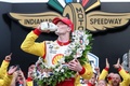24インディカー・シリーズ第5戦、インディアナポリス500決勝。優勝を喜ぶチーム・ペンスキーのジョセフ・ニューガーデン（2024年5月26日撮影）。(c)Justin Casterline/Getty Images/AFP