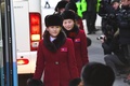 韓国・麟蹄の五輪施設に到着した北朝鮮の応援団員ら（2018年2月7日撮影）。(c) AFP PHOTO / JUNG Yeon-Je