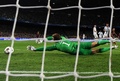 サッカー欧州チャンピオンズリーグ2013-14（UEFA Champions League 2013-14）決勝トーナメント1回戦第2戦、FCバルセロナ（FC Barcelona）対マンチェスター・シティ（Manchester City）。マンチェスター・シティのGKジョー・ハート（Joe Hart）を破って決まるFCバルセロナのリオネル・メッシ（Lionel Messi）の得点（2014年3月12日撮影）。(c)AFP/LLUIS GENE