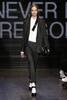 米ニューヨーク市内で発表された「DKNY」15/16年秋冬コレクション（2015年2月15日撮影）。(c)AFP/Getty Images/Neilson Barnard