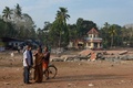 花火大会で100人以上が死亡、約350人が負傷したインド南部ケララ州にあるプッティンガル・デビ寺院のがれき（2016年4月11日撮影）。(c)AFP/MANJUNATH KIRAN
