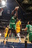 14-15NBA、インディアナ・ペイサーズ対ボストン・セルティックス。リバウンドを奪うボストン・セルティックスのブランドン・バス（2015年3月14日撮影）。(c)AFP/Getty Images/NBAE/Ron Hoskins