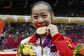 ロンドン五輪は7日、ノース・グリニッジ・アリーナ（North Greenwich Arena）で体操女子種目別の平均台決勝が行われ、中国のトウ琳琳（Deng Linlin）が15.600点で金メダルを獲得した。

表彰式で金メダルをかむ中国のトウ琳琳（2012年8月7日撮影）。(c)AFP/THOMAS COEX