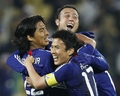 2010年サッカーW杯南アフリカ大会（%%2010 World Cup%%）1次リーグE組、デンマーク対日本。日本は3-1で勝利し、勝ち点6（2勝1敗）の同組2位で決勝トーナメントに進んだ。日本の決勝トーナメント進出は、自国開催以外のW杯では初めて。写真はチームの勝利を喜ぶ日本の（左から）中澤佑二（%%Yuji Nakazawa%%）、田中マルクス闘莉王（%%Marcus Tulio Tanaka%%）、長谷部誠（%%Makoto Hasebe%%）。（2010年6月24日撮影）(c)AFP/THOMAS COEX