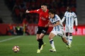 サッカースペイン国王杯準決勝第1戦、マジョルカ対レアル・ソシエダ。マジョルカのネマニャ・ラドニッチ（左）とボールを競るレアル・ソシエダの久保建英（2024年2月6日撮影）。(c)JAIME REINA / AFP