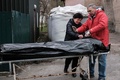 ウクライナ・ブチャで、息子の遺体を確認する両親（2022年4月18日撮影）。(c)Yasuyoshi CHIBA / AFP