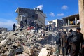 地震の被害を受けたシリア・アレッポ県で、倒壊した建物付近で捜索活動を続ける人々（2023年2月7日撮影）。(c)AAREF WATAD / AFP