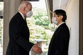 東京都内の皇居・御所で、ジョー・バイデン米大統領（左）を出迎えられる天皇陛下（2022年5月23日撮影）。(c) SAUL LOEB / POOL / AFP
