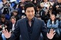 南仏カンヌ（Cannes）で開催中の第66回カンヌ国際映画祭（Cannes Film Festival）で20日、コンペティション部門に出品されている三池崇史（Takashi Miike）監督作『藁の楯』の公式上映が行われ、監督とともに主演の大沢たかお（Takao Osawa）、共演者の松嶋菜々子（Nanako Matsushima）がレッドカーペットを歩いた。この日は、公式上映に先立ち、記者会見とフォトコールも行われた。

写真は、フォトコールに登場した大沢（2013年5月20日撮影）。(c)AFP/LOIC VENANCE