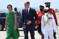ジャマイカの首都キングストンのノーマン・マンリー国際空港を出発する英国のウィリアム王子とキャサリン妃（2022年3月24日撮影）。(c)Ricardo Makyn / AFP