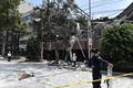 メキシコの首都メキシコ市で、地震により損壊した建物を見る警官ら（2017年9月19日撮影）。(c)AFP/Omar TORRES