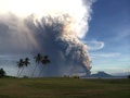 パプアニューギニア東部で、噴煙を上げるタブルブル山（Mount Tavurvur、2014年8月29日撮影）。(c)AFP/Oliver BLUETT