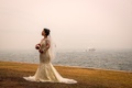 煙に包まれた豪シドニーのハーバーブリッジ付近で行われた結婚式の様子（2019年12月10日撮影）。(c)AFP/DAVID GRAY