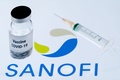 仏製薬大手サノフィのロゴと、「新型コロナウイルスワクチン」と書かれたラベルがはられたびんと注射器（2020年11月23日撮影、資料写真）。(c)JOEL SAGET / AFP