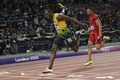 ロンドン五輪は11日、オリンピックスタジアム（Olympic Stadium）で陸上男子4×100メートルリレー決勝が行われ、ジャマイカが世界新記録の36秒84で金メダルを獲得した。

フィニッシュするジャマイカのウサイン・ボルト（Usain Bolt、左、2012年8月11日撮影）。(c)AFP/ADRIAN DENNIS