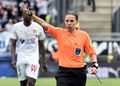 18-19フランス・リーグ1第34節、アミアン対ストラスブール。試合を担当したステファニー・フラパール主審（2019年4月28日撮影）。(c)FRANCOIS LO PRESTI / AFP