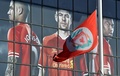 リバプール（Liverpool FC）の本拠地アンフィールド（Anfield）で半旗となったリバプールのチーム旗（2014年4月15日撮影）。(c)AFP/PAUL ELLIS