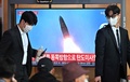 韓国・ソウルの鉄道駅のモニターに映し出される、北朝鮮の弾道ミサイル発射に関する報道（2022年10月4日撮影）。(c)Jung Yeon-je / AFP