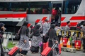インドネシア・シドアルジョの空港に到着した、イスラム教の聖地への小巡礼「ウムラ」を希望する人々（2020年2月27日撮影）。(c)Juni KRISWANTO / AFP