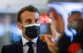 フランス・トゥールーズにある国立宇宙研究センター（CNES）で、同国初の宇宙軍事演習を視察するエマニュエル・マクロン大統領（2021年3月12日撮影）。(c)STEPHANE MAHE / POOL / AFP