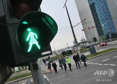 信号機に女性の人型が点灯 リトアニア、女性参政権導入100年記念 写真11枚 国際ニュース：AFPBB News