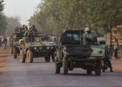 マリ中部に向け各国部隊が進軍開始、マリ兵による人権侵害の情報も