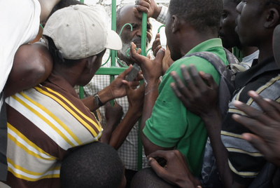 ハイチ、地震後の豪雨に警戒 姿現した大統領には怒声も