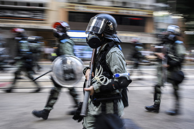 香港警察、手製のくぎ入り爆弾2個を学校で発見 爆発可能な状態