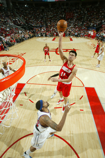 ロケッツ ピストンズに競り勝つ