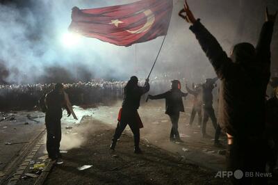 トルコ・イスタンブール市長収監受け学生もデモ参加 逮捕者1000人超