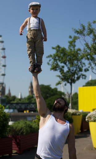 カナダの3世代サーカス団、英国で「命がけ」デビュー？