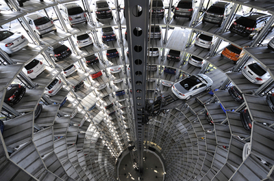 まるでSF映画の世界、独フォルクスワーゲンの巨大な在庫車倉庫タワー