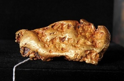 豪州南部で重さ5キロの巨大金塊、アマチュア探鉱者が発見