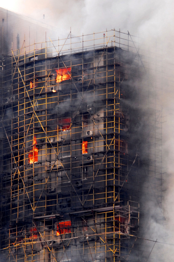 上海の高層マンション火災、死者53人に