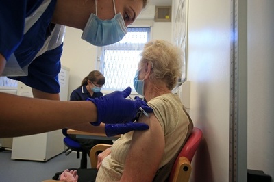 ワクチン接種5日後に91歳死亡「因果関係考えにくい」とスイス当局