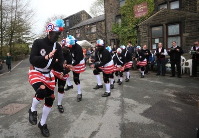 メーデー祝う顔「黒塗り」舞踊 英イングランド