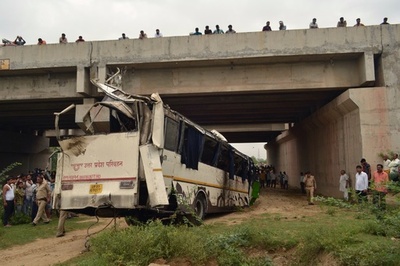 インド高速道路からバス転落、29人死亡 運転手居眠りか