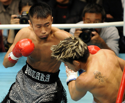 新井田 6回KO勝利で7度目の防衛に成功