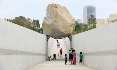 落ちてこない？340トンの岩石が頭上を塞ぐ迫力