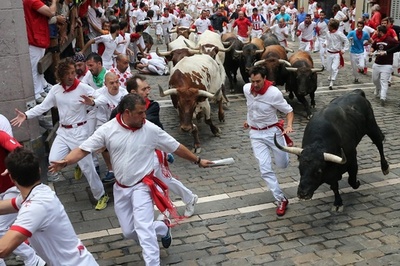 迫力満点の「牛追い」祭り、スペイン・パンプロナ