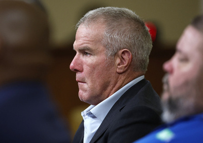 NFLの伝説的選手ファーブ氏、パーキンソン病を告白